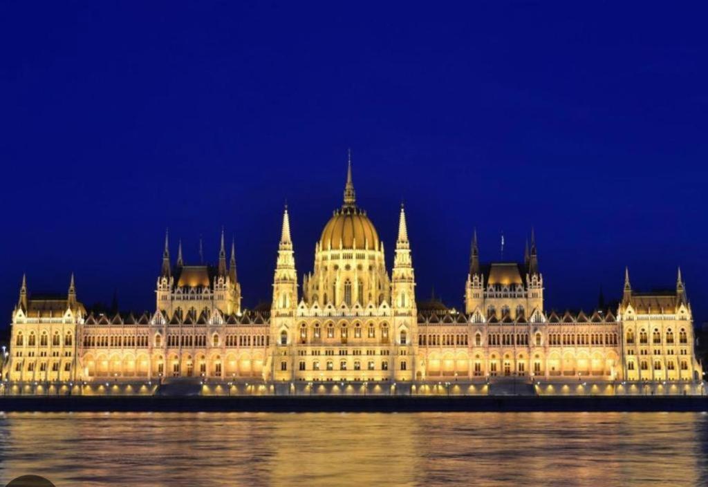 Stylish Spot By The River Danube Budapest Exterior foto